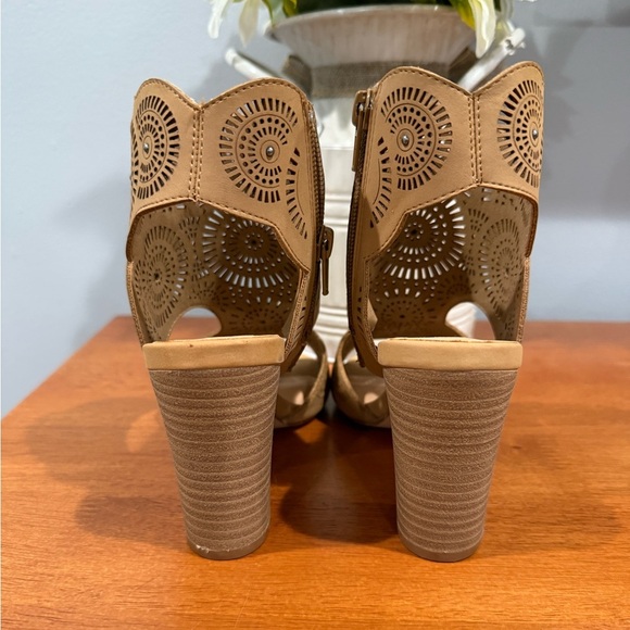 FRANCESCAS Bendetti scalloped Women's Tan Block Heel Sandals/size 6 - Picture 11 of 14